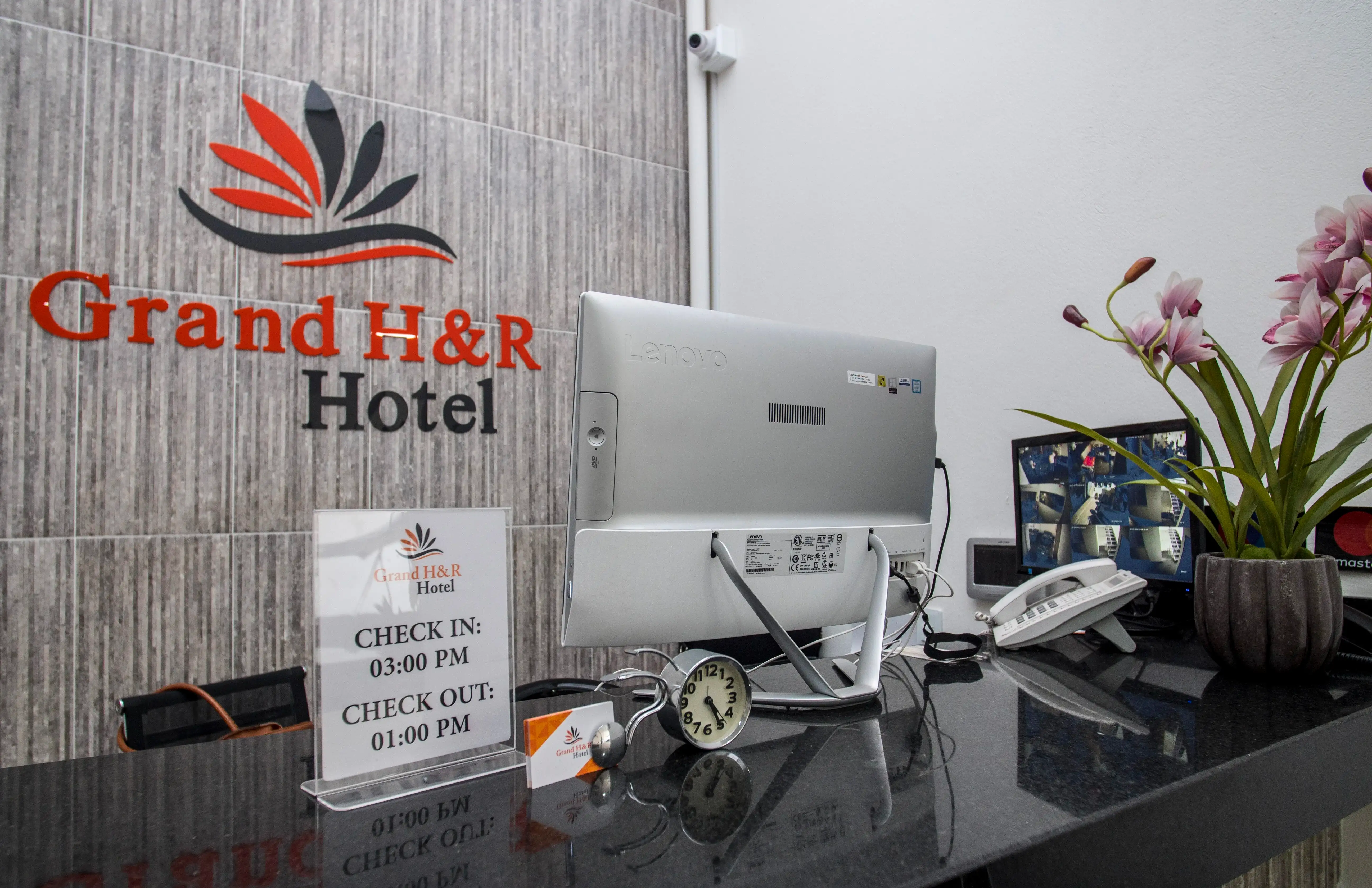 Bar y terraza del Grand H&R Hotel